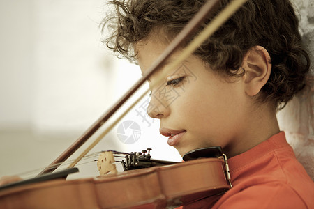 拉小提琴男孩拉小提琴的男孩背景