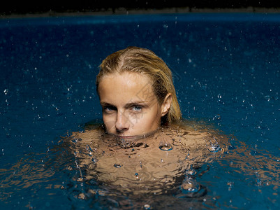 下雨天游泳池里的女人图片