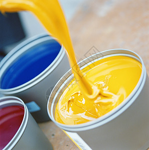黄色油漆桶油漆滴落高清图片