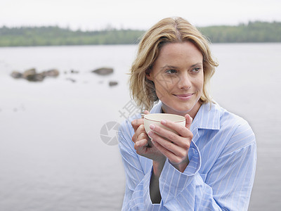 湖边女人喝咖啡图片
