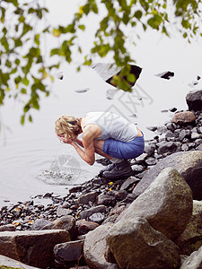 女人在湖中洗脸图片