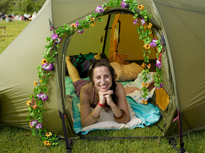 女人躺在帐篷里向外看图片