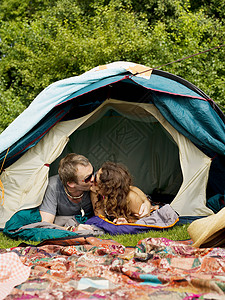 男人和女人躺在帐篷里图片