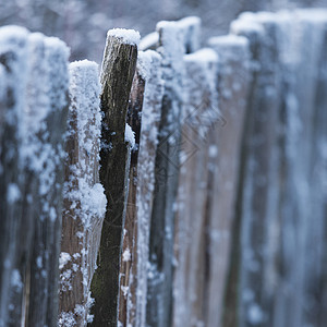 冰雪覆盖的木栅栏背景图片