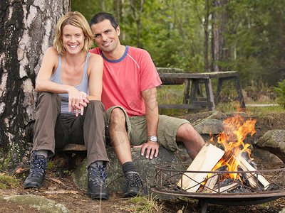 坐在火坑旁的一对夫妇图片