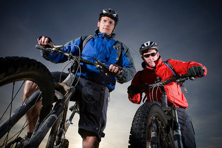 两个山地自行车手的肖像背景图片
