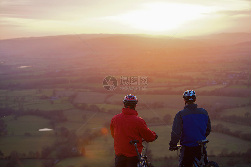 两个山地自行车手观看风景图片