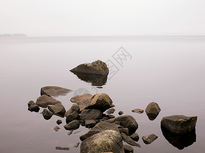 湖中的巨石图片