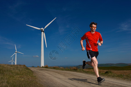风电场的跑步者图片