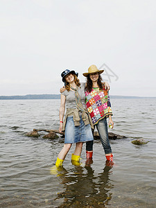 两个女人站在浅水区图片