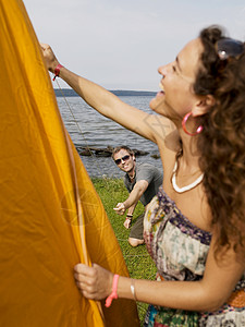 男人和女人搭帐篷图片