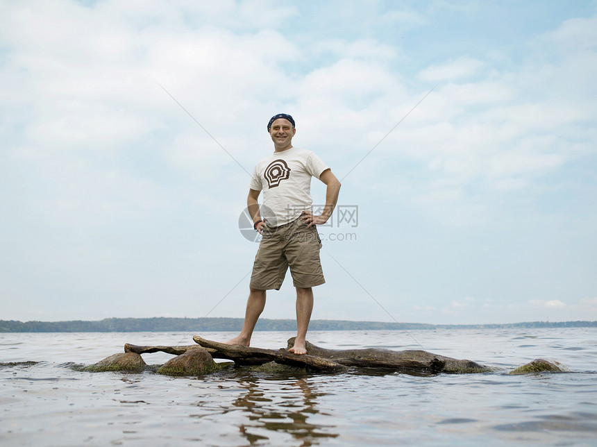 站在水中岩石上的人图片
