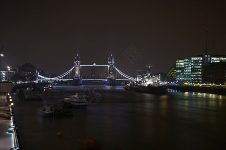 城市桥夜间亮起图片
