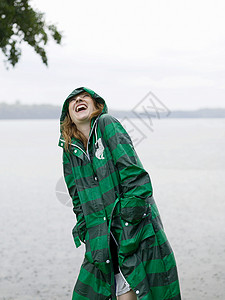 雨中穿雨衣的女人图片