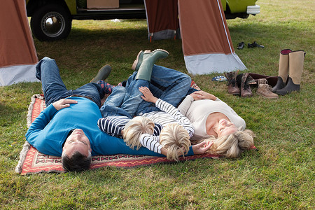 一家人躺在帐篷前图片