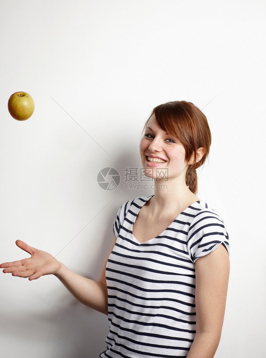 女人扔苹果图片