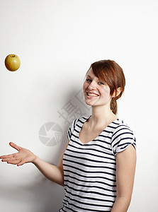 女人扔苹果图片