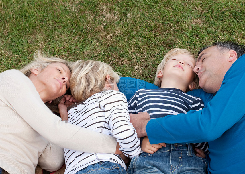 家人一起躺在草地上图片