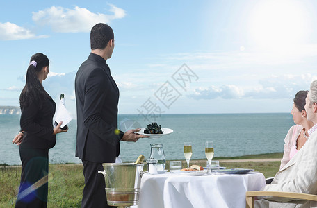 海景餐厅欣赏风景的夫妇图片