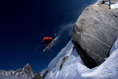 滑雪者跳过陡峭的山路图片