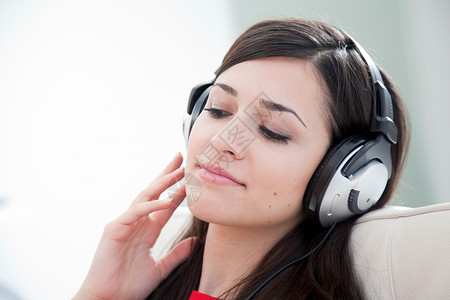 戴耳机听音乐的女人图片