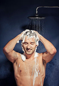 中年男子在淋浴洗头图片