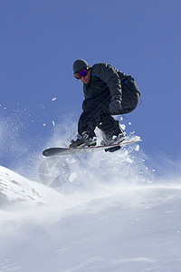 滑雪运动员滑雪图片
