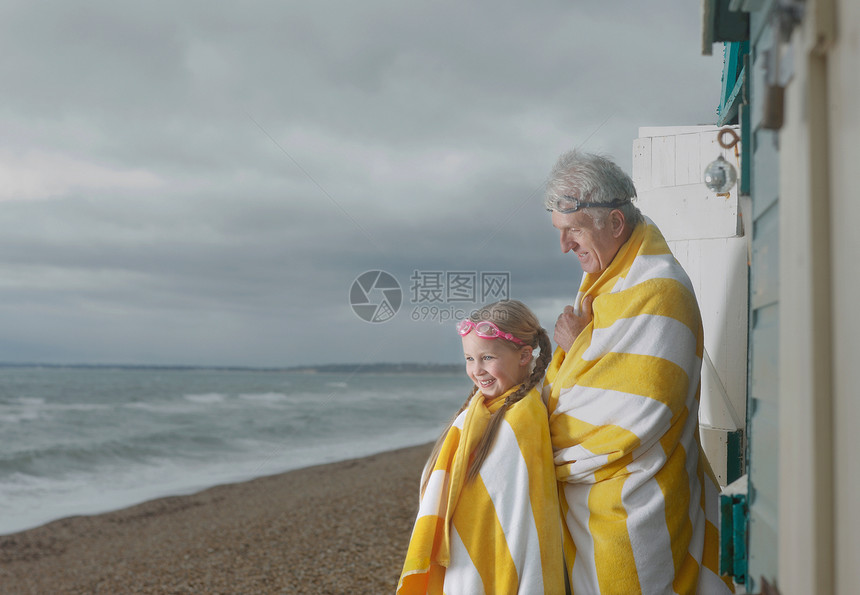 海滩的祖父和孙女图片