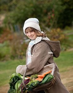 拿着一篮蔬菜的女孩图片