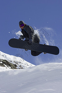 滑雪运动员在斜坡上滑雪图片