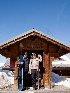 女人和男人在小屋里带着滑雪用具图片
