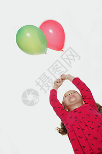 小女孩抬头看气球图片