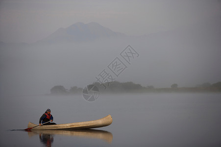 在晨雾中皮划艇图片