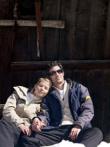 女人和男人在小屋旁休息图片
