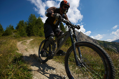 阿尔卑斯山的山地自行车运动图片