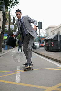 玩滑板的商务男性图片