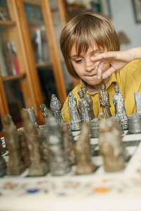 小男孩下棋图片