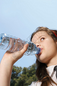 喝水的小女孩图片