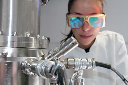 女科学家在实验室监控科学设备背景图片