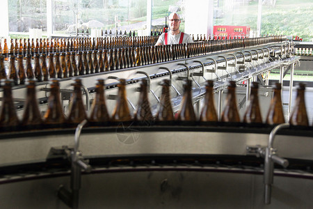 啤酒厂生产线上的啤酒瓶高清图片