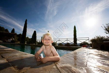 游泳池里的男孩图片