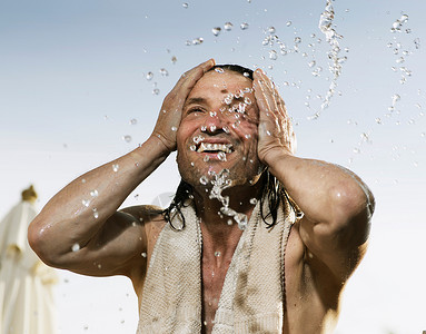 男人用水泼脸图片