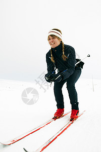 女人蹲着越野滑雪图片