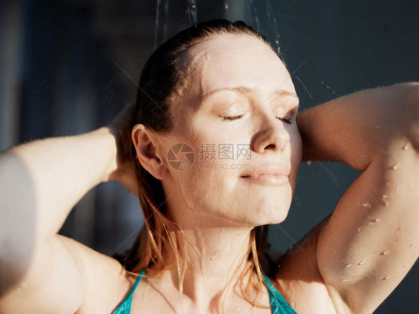 淋浴下的女人闭上眼睛图片