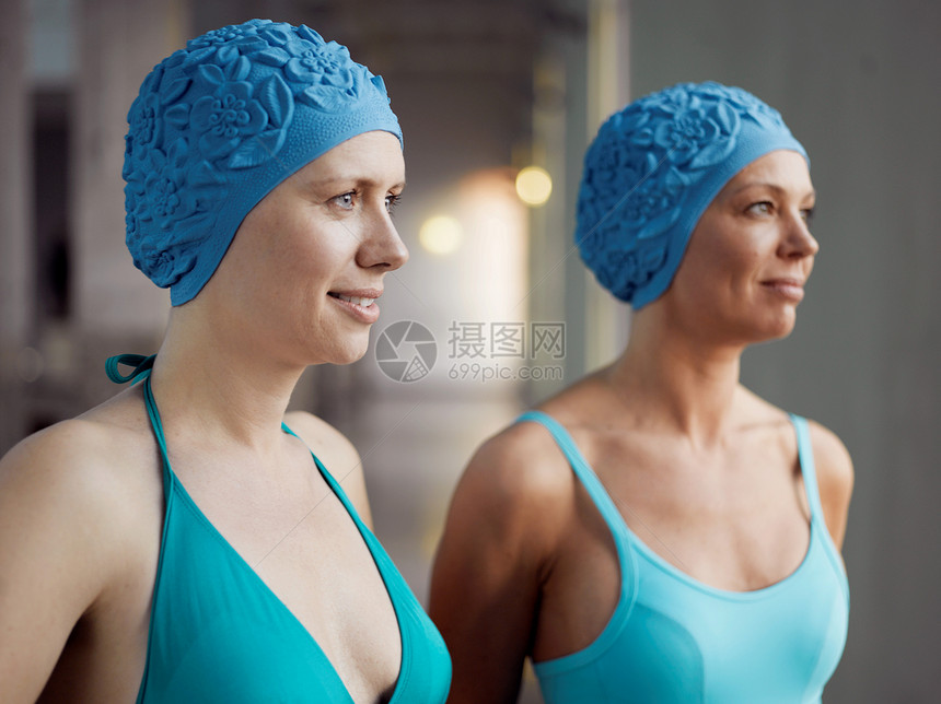 两个戴游泳帽的女人图片