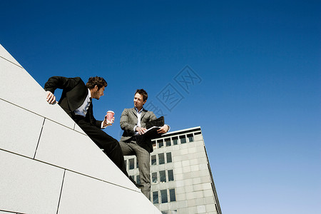在屋顶上做生意的男人图片