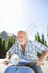 老人骑电动车图片