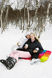 情侣滑雪图片