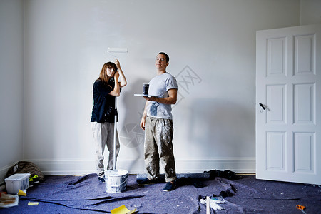 新居墙壁的夫妇绘画背景图片