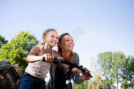 骑自行车的母女高清图片